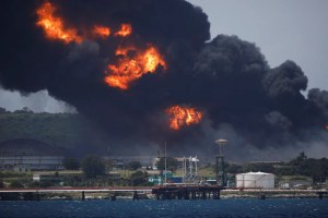 Continúan los trabajos para sofocar las llamas en el complejo petrolero de Matanzas en Cuba este #7Ago