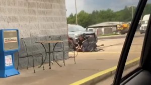 Indignación en Arkansas: Tres policías golpearon brutalmente a un hombre y todo quedó filmado (VIDEO)