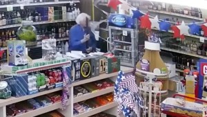 EN VIDEO: Abuelo le disparó a un ladrón que entró a robar su tienda en California mientras sufría un infarto