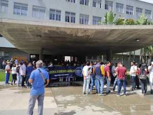 Gremios y sindicatos se concentran en la UCV en protesta por derechos laborales este #9Ago (FOTOS)