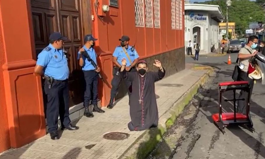Policía de Nicaragua irrumpió violentamente en el lugar donde se refugia el obispo perseguido por el régimen de Ortega