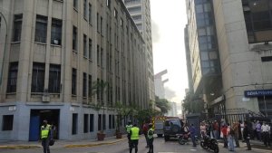 Bomberos apagaron incendio en Colegio Universitario Francisco de Miranda en Caracas #22Ago
