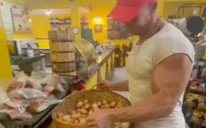 “El rey de la dieta”: Influencer se come 100 huevos al día… con todo y yema (VIDEO)