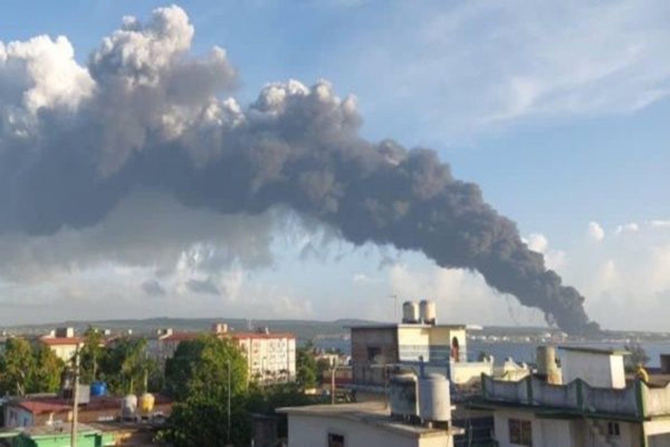 Maduro se solidarizó con Cuba tras fuerte incendio en almacén de petróleo en Matanzas