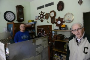 El “ángel” del tiempo: cumplió 92 años y sigue al frente de una histórica relojería que atiende desde los 18