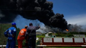 Arden dos depósitos petroleros en Matanzas: expertos alertaron que una nube tóxica se desplaza y podría llegar a La Habana