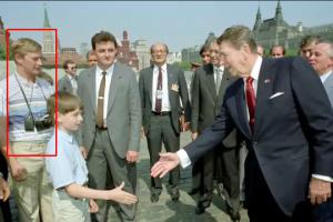 LA FOTO: ¿Putin espió a Reagan vestido de “turista” durante visita del expresidente de EEUU a Gorbachov?