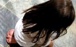 “El que pierde se saca la ropa”: el nefasto “juego del cocodrilo” que usaba para abusar a su hijastra de ocho años