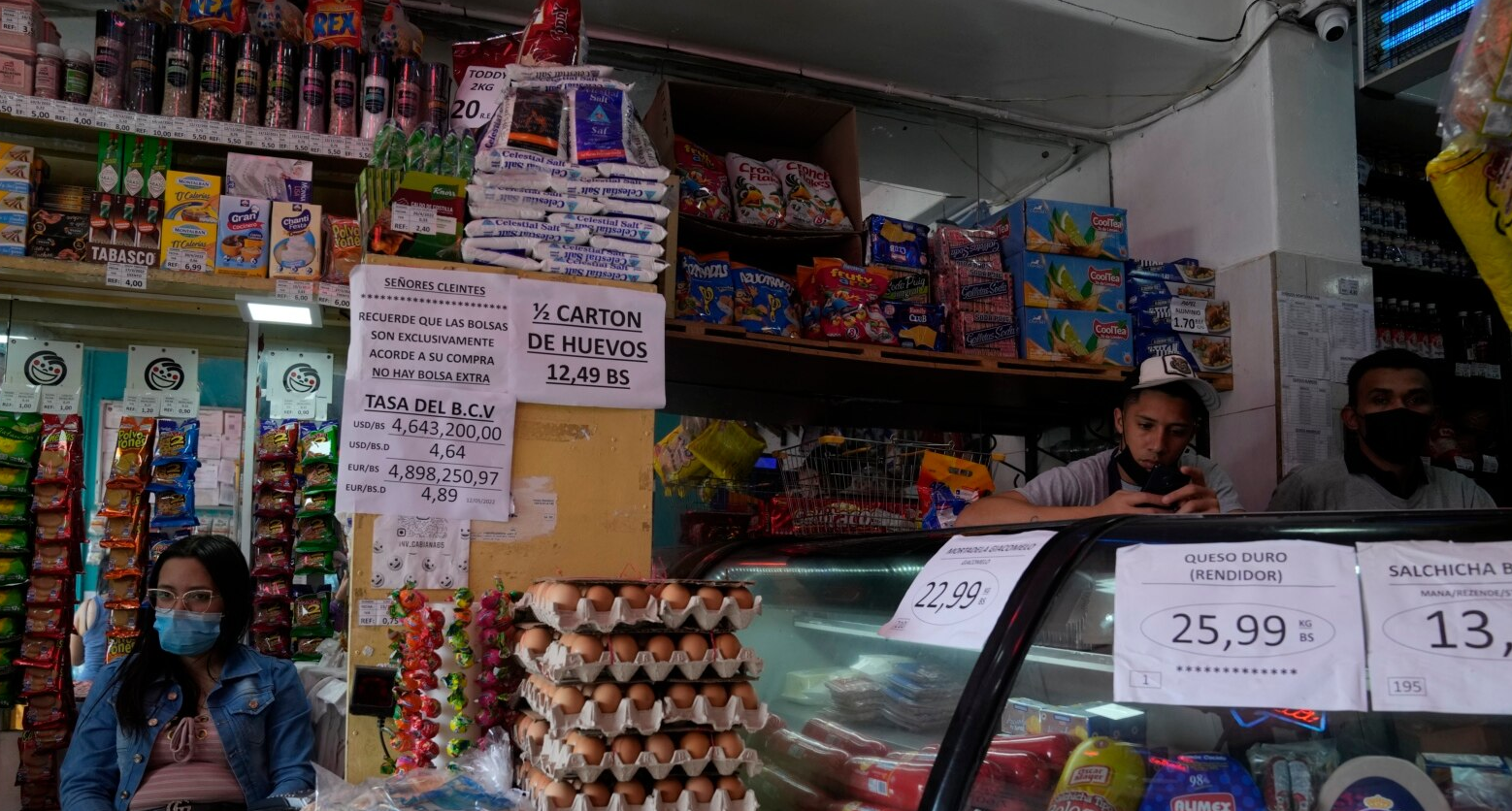 “Un dolor de cabeza”: el impacto en los bolsillos venezolanos por el alza del dólar (Video)