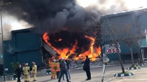 EN IMÁGENES: incendio consumió parte de un centro comercial de Uruguay
