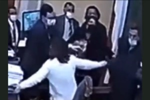 EN VIDEO: el momento en el que un diputado le propinó un puñetazo en la cara al vicepresidente del Congreso de Chile