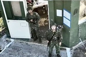 EN VIDEO: dos soldados de Taiwán intentan derribar un dron chino que ingresó a una base militar