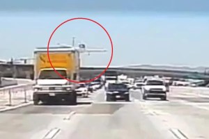 EN VIDEO: el momento en que un avión se estrella contra una autopista y provoca un caos incendiario en California