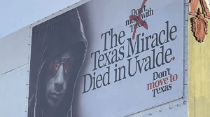 “No te mudes a Texas”: con misteriosos carteles, advierten sobre tiroteos como el de Uvalde