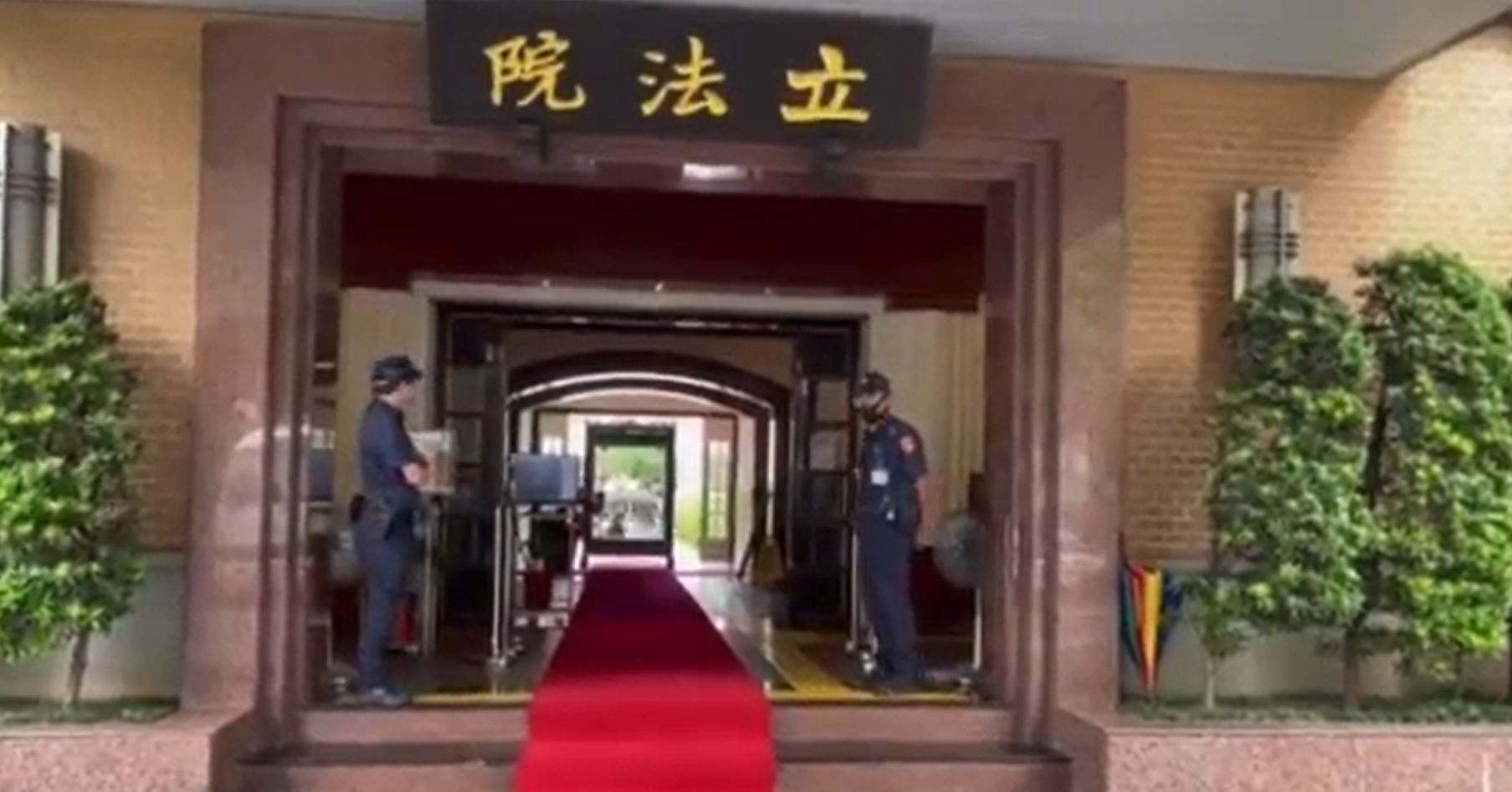 Parlamento de Taiwán despliega alfombra roja ante la llegada de Nancy Pelosi (VIDEO)