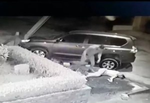 EN VIDEO: Mujer estrelló carro contra un poste y un sujeto la “auxilió” de manera agresiva