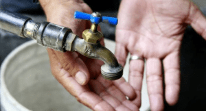 Se pierden miles de litros de agua potable por la desatención del chavismo en Vargas (Video)