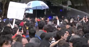 EN VIDEOS: Tensión frente a la casa de Cristina Kirchner en Argentina por seguidores violentos