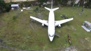 Un Boeing 737 aparece en un campo misteriosamente y nadie sabe cómo llegó allí (VIDEO)