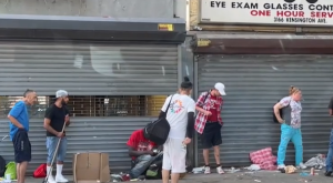 El barrio zombie de Filadelfia donde las personas deambulan por las drogas (VIDEO)