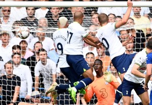 Tottenham rescató un empate ante Chelsea con agónico gol de Kane