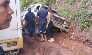 Vehículos se quedan atascados en la Troncal 10 de Bolívar por el pésimo estado de la vialidad (Imágenes)