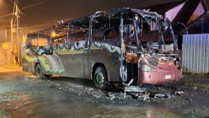 Terror en Chile: encapuchados atacaron y quemaron un bus con el conductor adentro (Fotos)