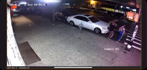 Imágenes sensibles: Dos hombres fueron brutalmente embestidos por un auto a toda velocidad en Manhattan