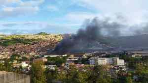EN IMÁGENES: Incendio de gran magnitud consumió un galpón del Ivss en Carapita este #15Ago