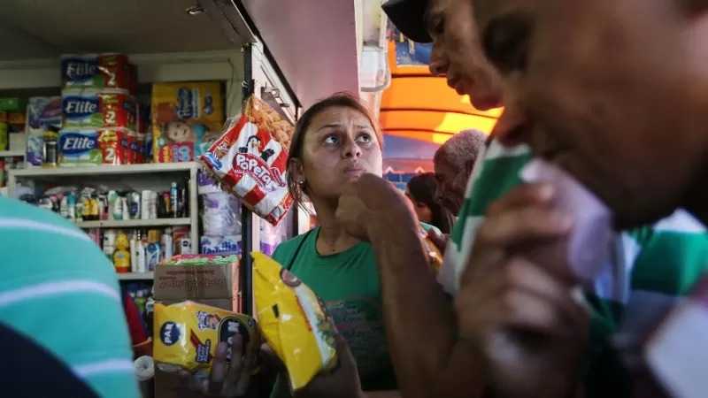 Tres formas en las que Colombia puede ayudar a la economía venezolana
