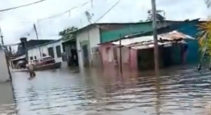 Comunidad El Dorado totalmente inundada tras crecida de río en Bolívar (Videos)
