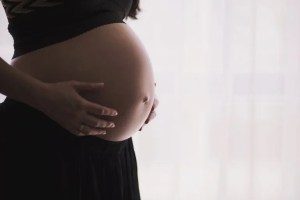 Mujer estranguló a embarazada y le arrancó bebé del útero en Illinois