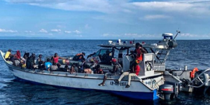 Embarcación con más de un centenar de migrantes fue detenida en costas de Florida