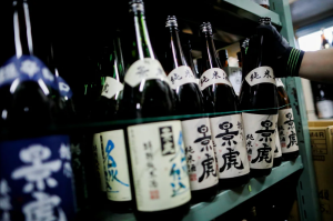 Japón realizará un polémico concurso porque quiere que sus jóvenes beban más alcohol