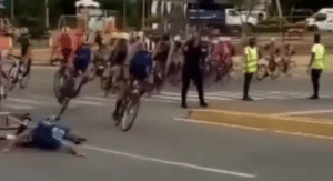 VIDEO: Funcionaria atravesada provocó accidente en la vuelta ciclística Yacambú