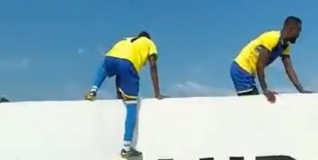 Un equipo de fútbol saltó el muro para entrar a la cancha y evitar un hechizo de magia negra… y ganaron (VIDEO)