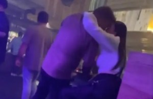 VIRAL: Exponen a infiel que besó a otra mujer mientras su novia estaba en el baño de un club (VIDEO)