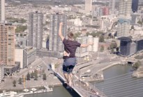 De terror: Equilibrista cruzó de un rascacielos a otro sobre cuerda floja (VIDEO)