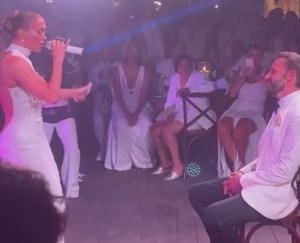 JLo le dedicó una emotiva canción con un sensual baile a Ben Affleck durante su boda (VIDEO)