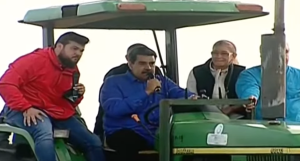 El “romanticón” de Maduro sacó a pasear a “Cilita” en un tractor (Video)