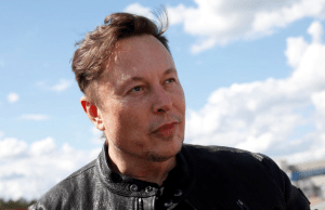 Elon Musk bromea que lanzamiento de perfume es para financiar compra de Twitter