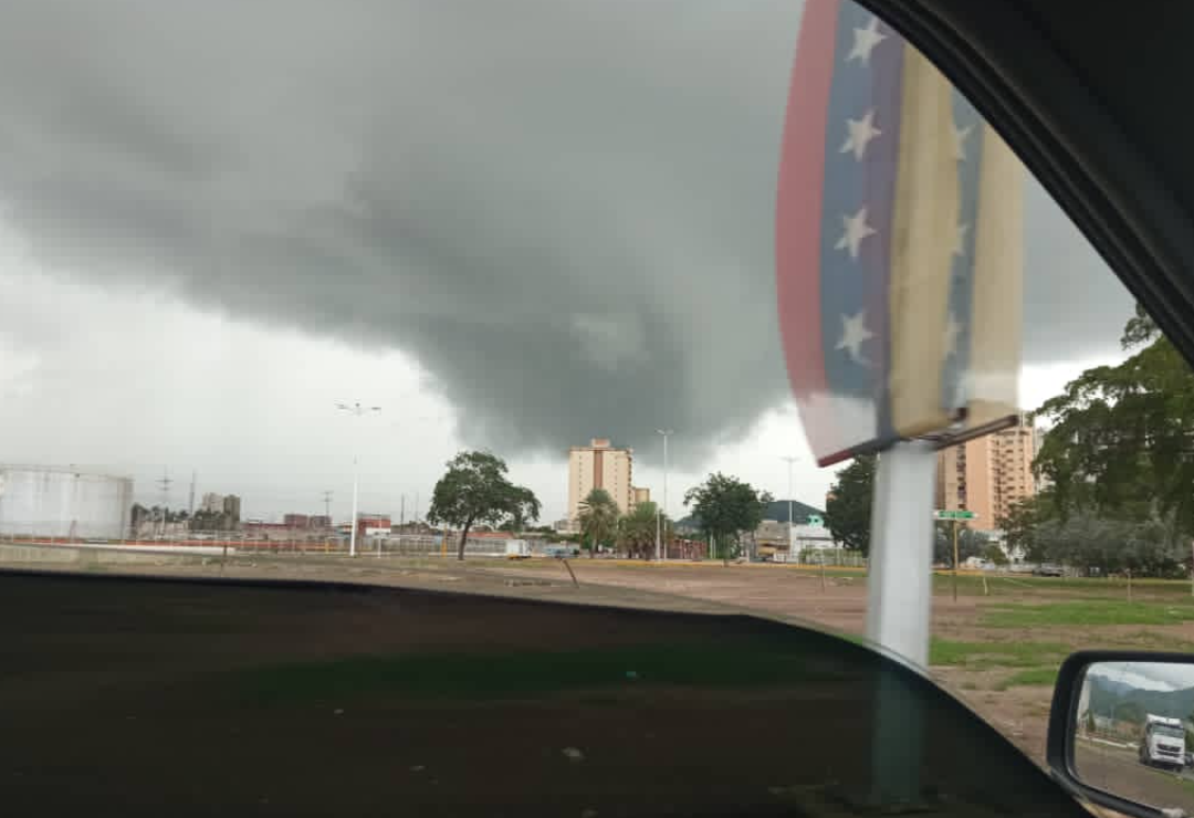 FOTOS: Conato de tornado tomó forma en Puerto La Cruz