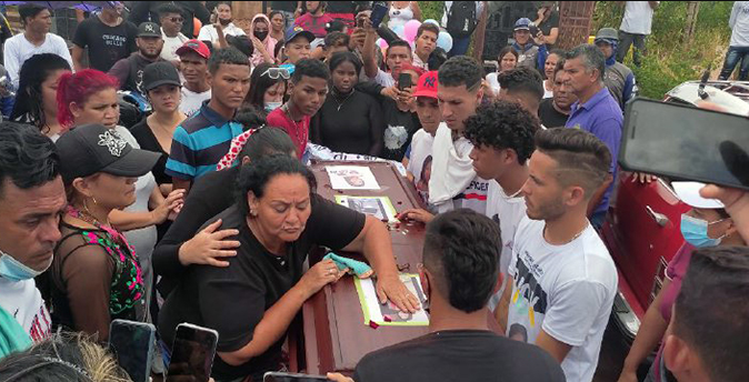 Entre el llanto, familiares y amigos de Alejandra Paola exigieron justicia durante su entierro en Maracaibo