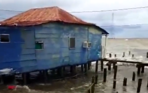 Alerta en Zulia: Palafitos en peligro debido a las fuertes lluvias (Videos)