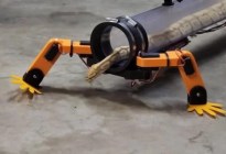 Construyó piernas robóticas para una serpiente y es una locura en las redes (VIDEO)