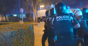 En VIDEO: Brutal pelea dejó una noche de pánico para cerrar fiestas en ciudad de España