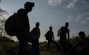 La táctica de varios migrantes para evitar ser deportados de EEUU, pero podría resultar en un delito peor