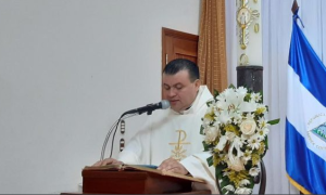 “No me dejen solo”: El clamor de un sacerdote nicaragüense asediado por policías