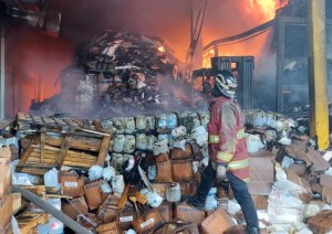 Bomberos y Protección Civil intentan controlar las llamas en el Ivss en Carapita (Imágenes impactantes)
