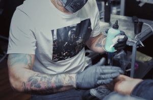 Venezolano revoluciona el mercado de los tatuajes en la cultura sueca